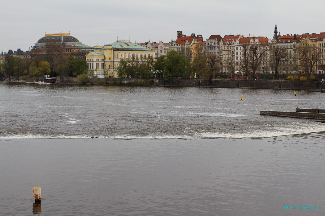 Blick von der Juraskuvbrücke zum rechten Moldauufer