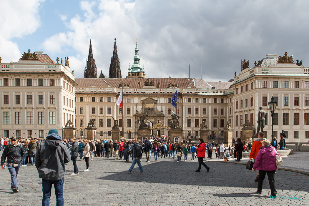 Hradschiner Platz mit Blick zum 1. Burghof, dem 